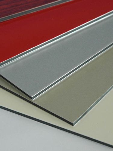 "ألواح الألمنيوم المركبة 1.22 × 2.44 متر و 1.22 × 3.20 متر"
